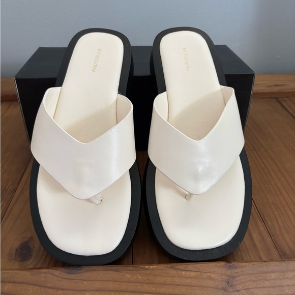 PrettyLittleThing Dorenea Chunky Platform Flip Flop Sandals Cream Size 8 New - Picture 5 of 11